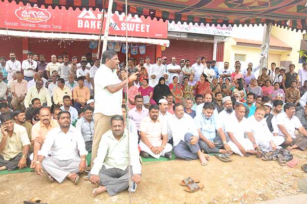 ಬಾರ್ ತೆರವುಗೊಳಿಸುವಂತೆ ಒತ್ತಾಯಿಸಿ ಧರಣಿ